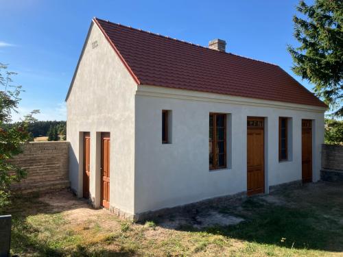 Čelní pohled na&nbsp;opravenou márnici